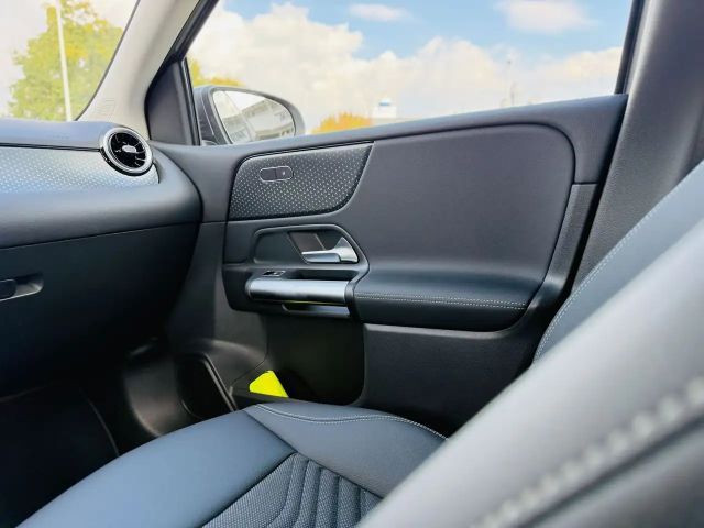 Mercedes-Benz B 200 Progressive Sedan