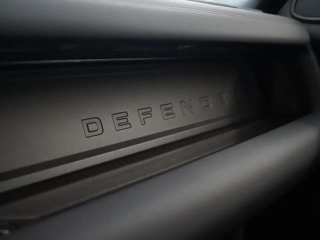 Land Rover Defender 110 D250 Dynamic SE