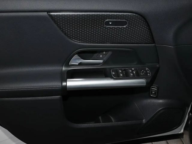 Mercedes-Benz GLA 180 NIGHT PAKET+CARPLAY+KAMERA+SPURHALTE+18"