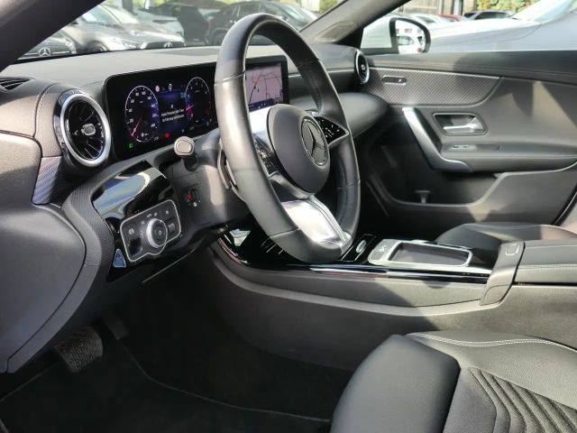 Mercedes-Benz CLA 180 Progressive Sedan