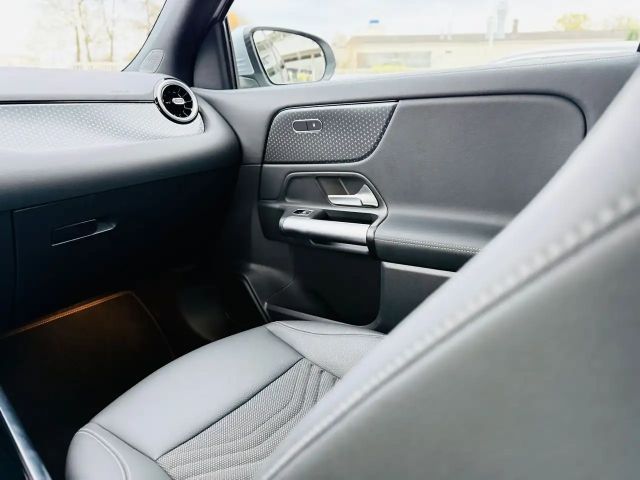 Mercedes-Benz GLA 200 Progressive Sedan