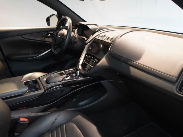 Aston Martin DBX V8