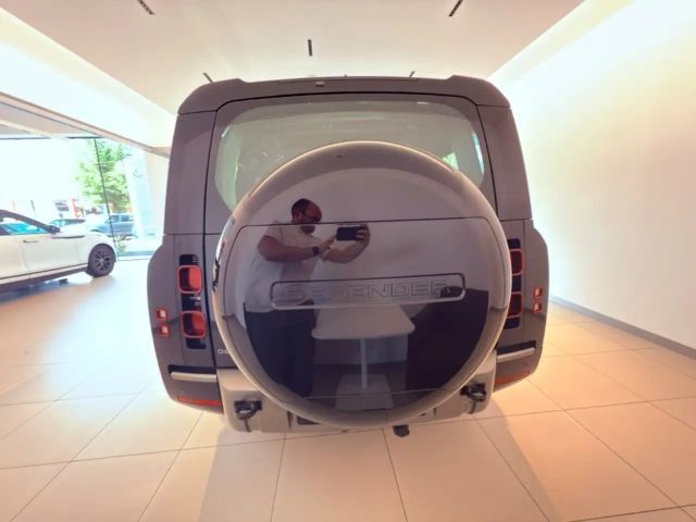 Land Rover Defender D300 Dynamic SE