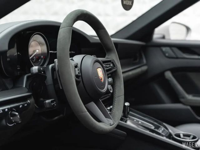 Porsche 992 4 Cabrio GTS Targa