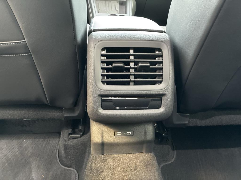 Volkswagen T-Roc 1.5 eTSI DSG IQ.Drive R-Line