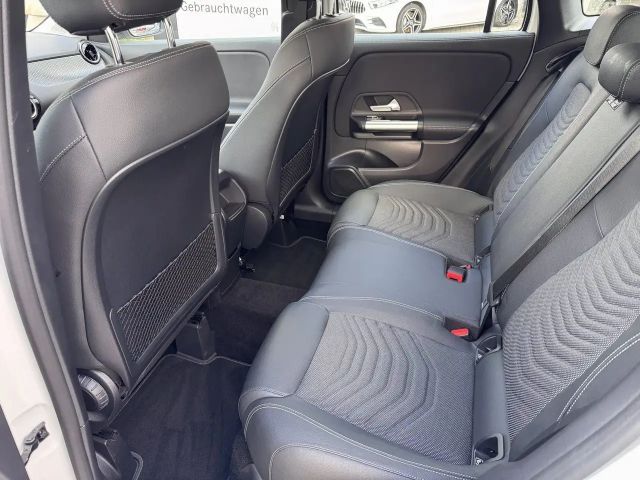 Mercedes-Benz GLA 200 *Panodach*LED*Rückfahrkamera*Easy-Pack*