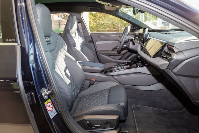 Audi A6 Avant Quattro S-Tronic