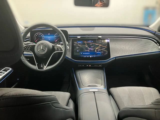 Mercedes-Benz E 200 AVANTGARDE Sedan