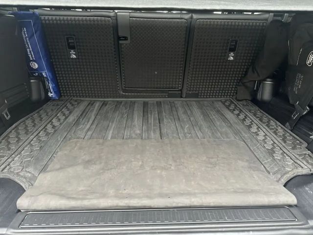 Land Rover Defender 110 D250 Dynamic SE