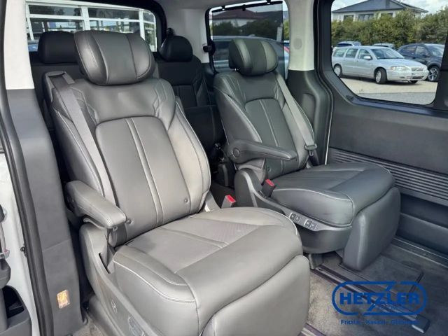 Hyundai Staria Signature