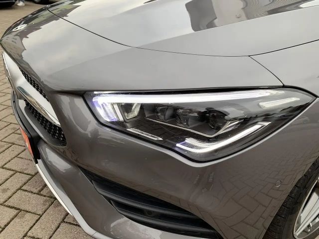 Mercedes-Benz CLA 200 AMG Line Sedan
