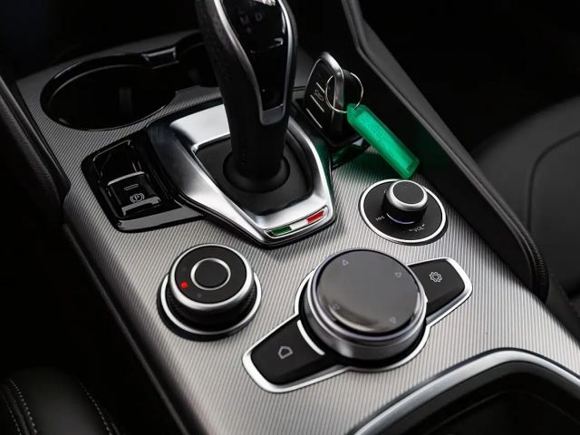 Alfa Romeo Giulia AT8 Q4