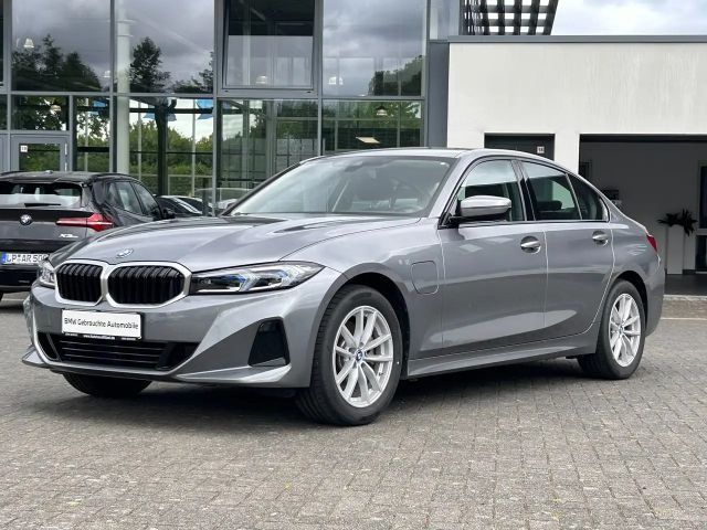 BMW 330 330e Sedan xDrive