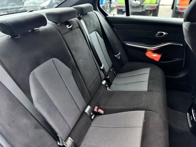 BMW 318 318i M-Sport Sedan