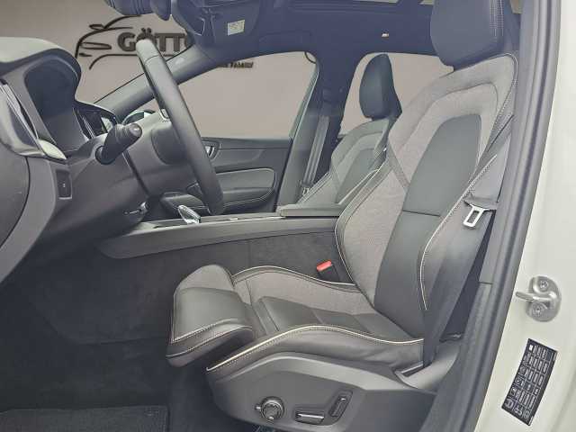 Volvo XC60 AWD Dark Plus