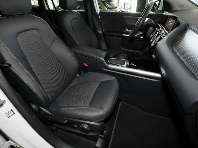 Mercedes-Benz GLA 180 TOTWINKEL+DISTRONIC+360°+LED+KEYLESS+18"