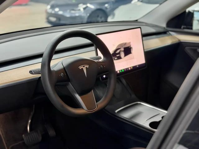 Tesla Model Y REAR WHEEL DRIVE - FULL BLACK - AUTOPILOT ACTIVE
