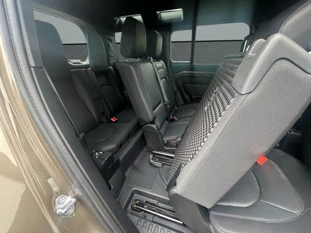 Land Rover Defender 110 D300 Dynamic SE