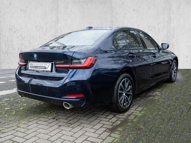 BMW 320 320e Sedan