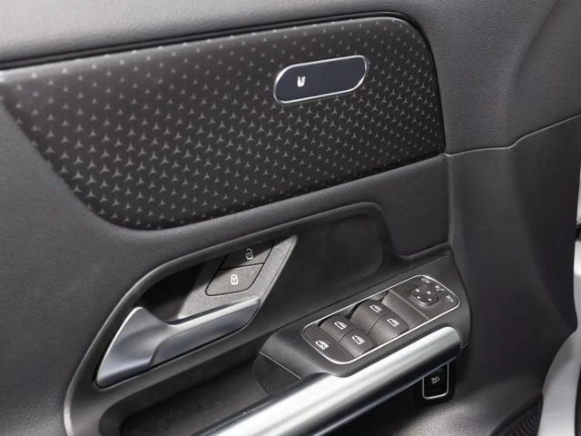 Mercedes-Benz GLA 180 W-Paket ParkAss. LED SpurH el.Heck LM