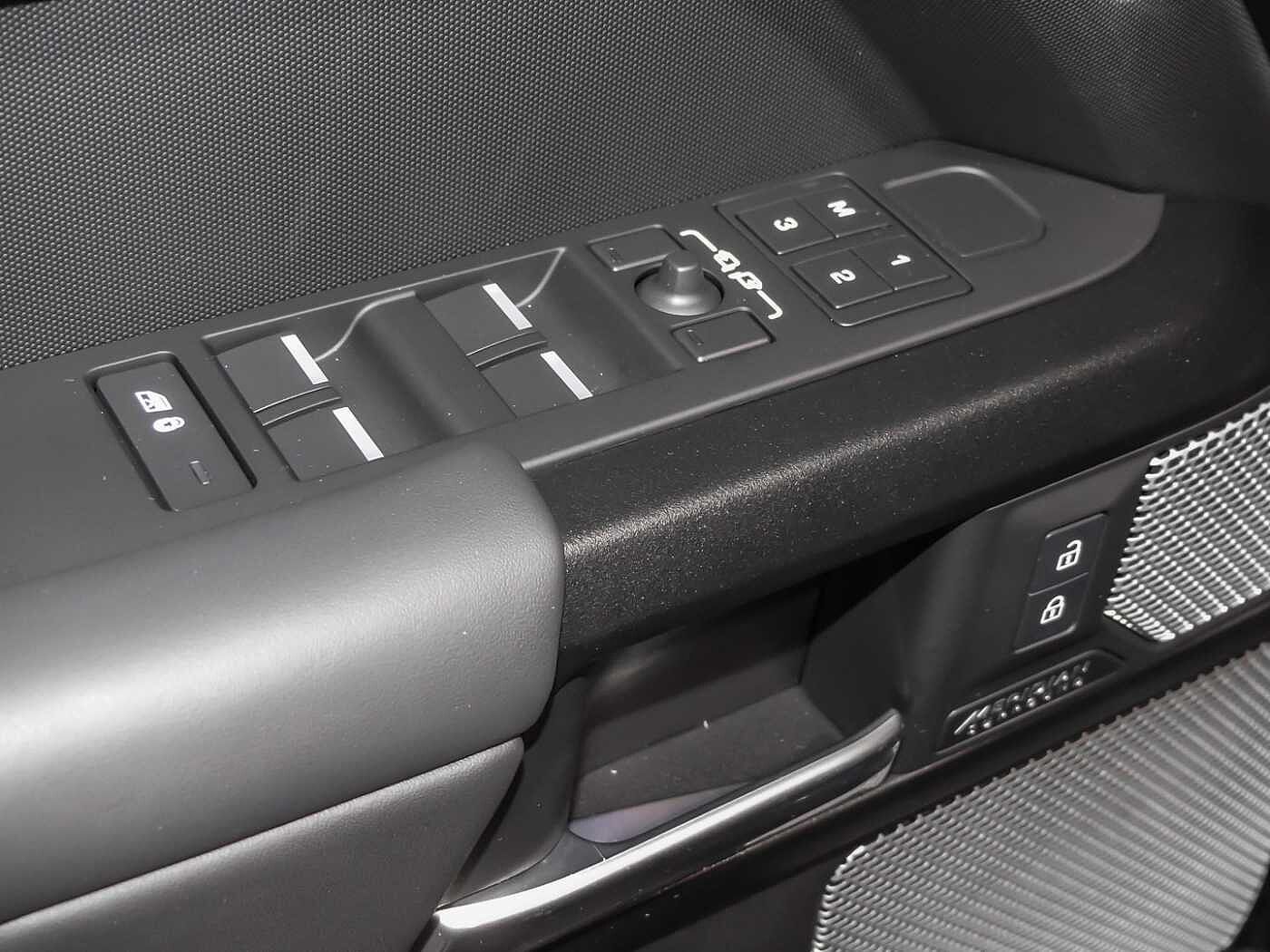 Land Rover Defender P500 X V8