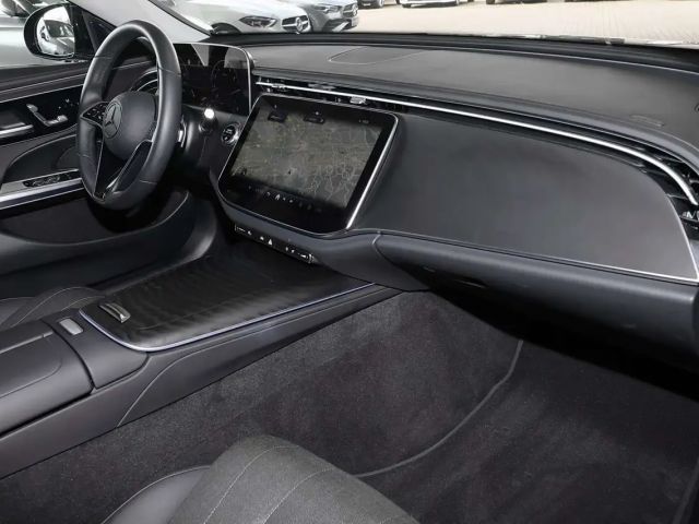 Mercedes-Benz E 200 Sedan