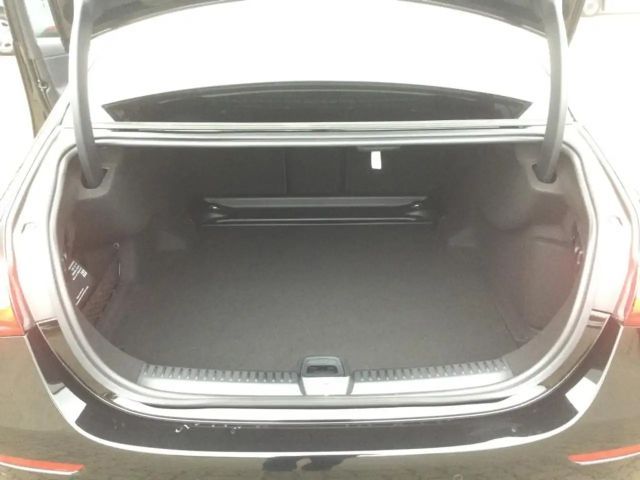 Mercedes-Benz E 200 4MATIC AVANTGARDE Sedan