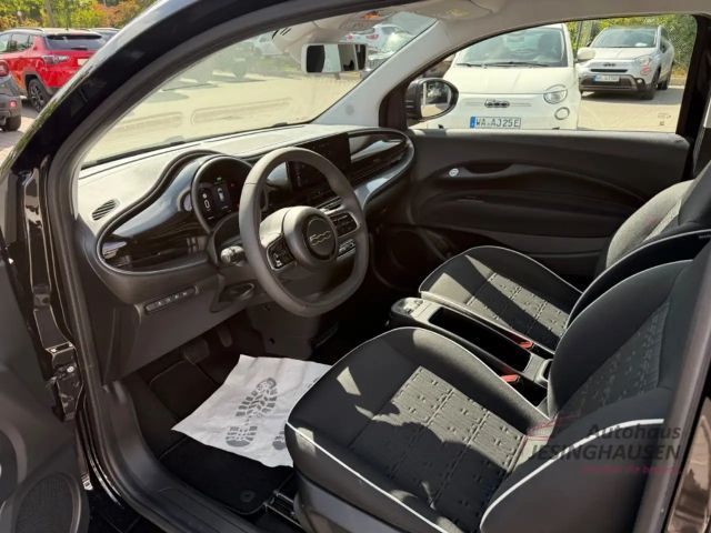 Fiat 500e +Klimaaut.+Tempomat+CarPlay+Spurhalte Navi Digital