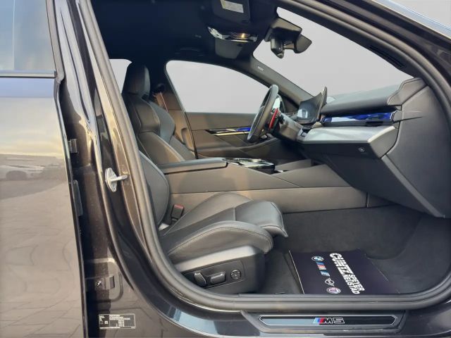 BMW M5 Touring  Anhängerk. Driving+Parkingassist B/W Surr