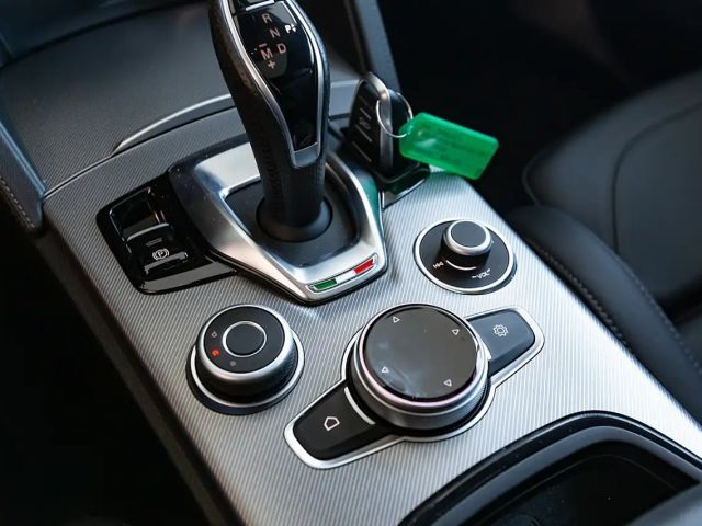 Alfa Romeo Stelvio AT8 Q4