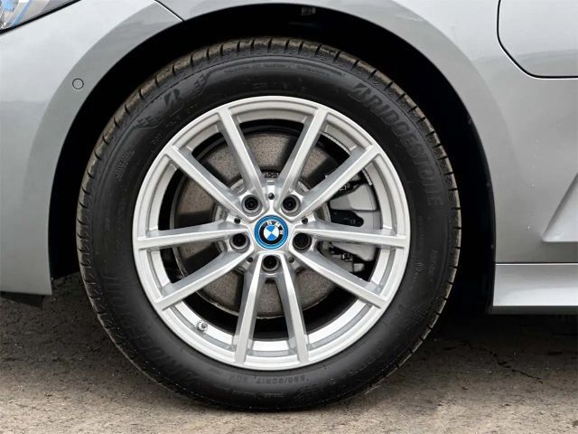 BMW 330 330e xDrive