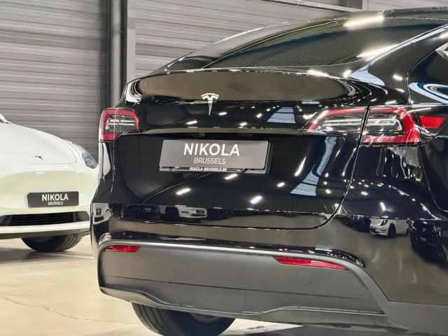 Tesla Model Y REAR WHEEL DRIVE - FULL BLACK - AUTOPILOT ACTIVE