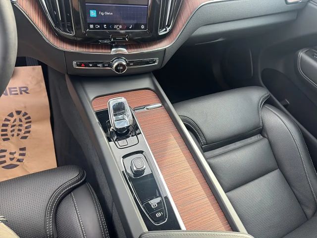 Volvo XC60 AWD Dark Plus