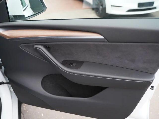 Tesla Model Y AWD Long Range