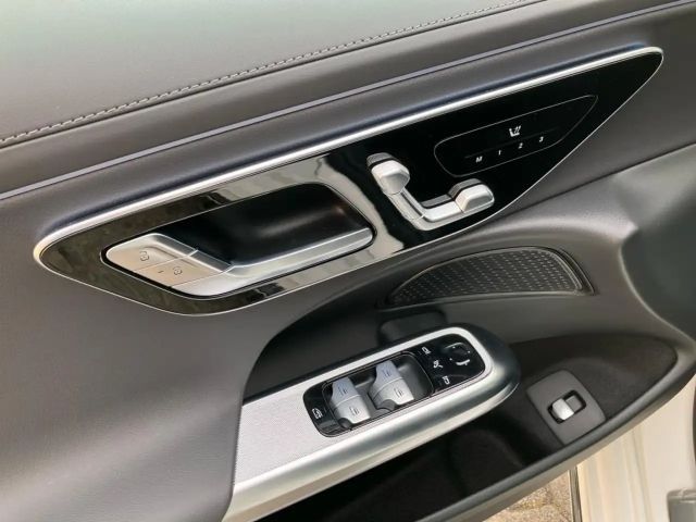 Mercedes-Benz E 200 AMG Line Sedan