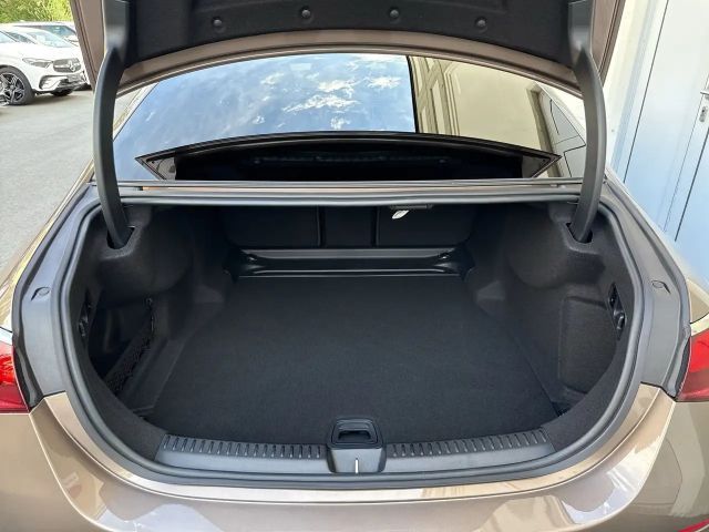 Mercedes-Benz E 200 4MATIC Sedan