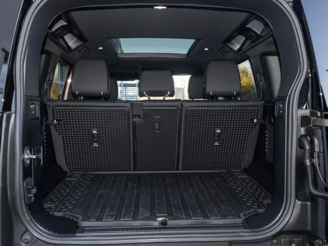 Land Rover Defender 110 D250 Dynamic SE