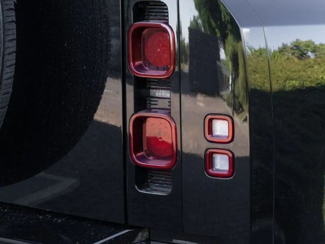 Land Rover Defender 110 D250 Dynamic SE