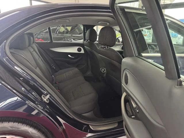 Mercedes-Benz E 220 AVANTGARDE E 220 d Sedan