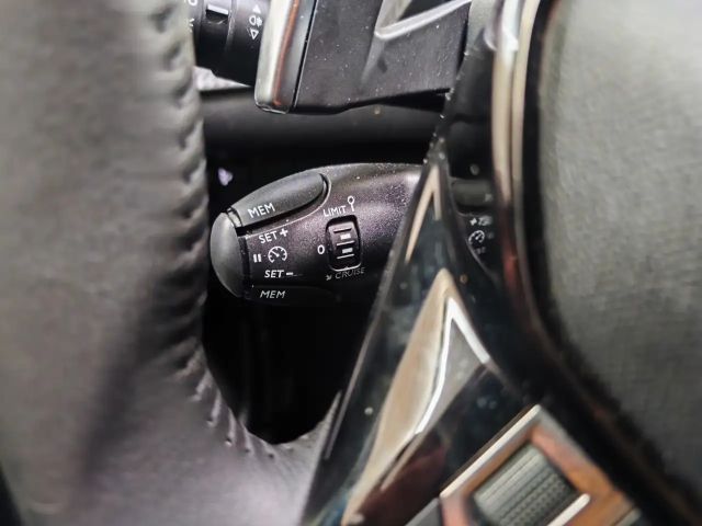 Peugeot 2008 / Automatik / LED / Allwetter / dig. Tacho