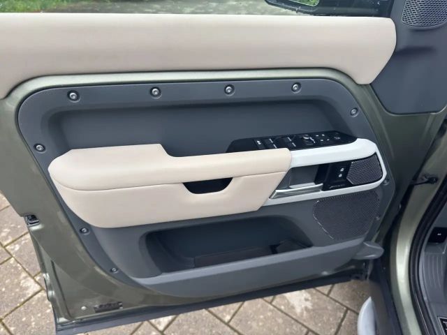 Land Rover Defender 110