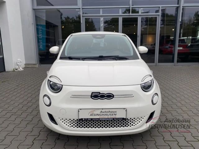 Fiat 500e Digitales Cockpit Apple CarPlay Android Auto Klima