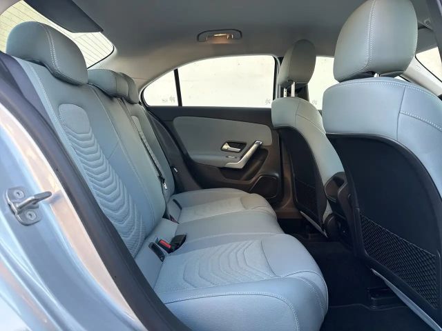 Mercedes-Benz A 180 Limousine PTS Cam Navi Wide LED SHZ