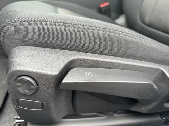 BMW 318 iAT  +HUD+ADAPTIVE-LED+ACC+NAVI+SHZ+DAB+MFL+