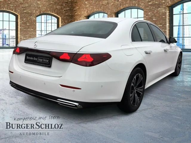 Mercedes-Benz E 200 Sedan