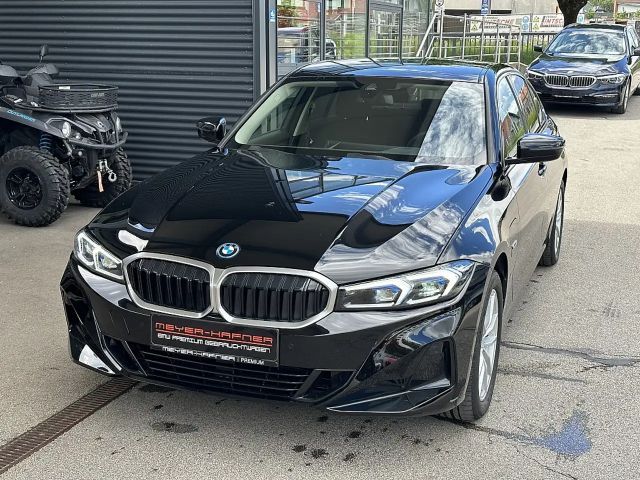 BMW 330 330e Sedan