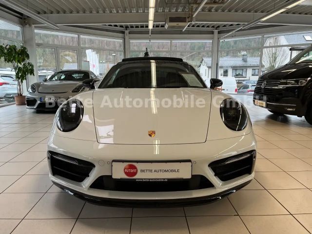 Porsche 992 Black Edition Carrera GTS