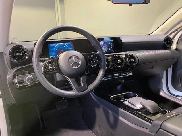 Mercedes-Benz A 200 7G-DCT/DAB/MBUX Plus/SHZ/LMR 17"/PTS/Tempo