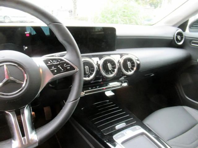 Mercedes-Benz CLA 180 7G-DCT Navi/SHZ/RFK/LED/16Tkm