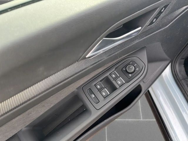 Volkswagen Golf 1.5 eTSI DSG R-Line